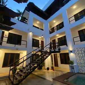 https://aria-rooftop-pool-in-5th-avenue.allrivieramayahotels.com